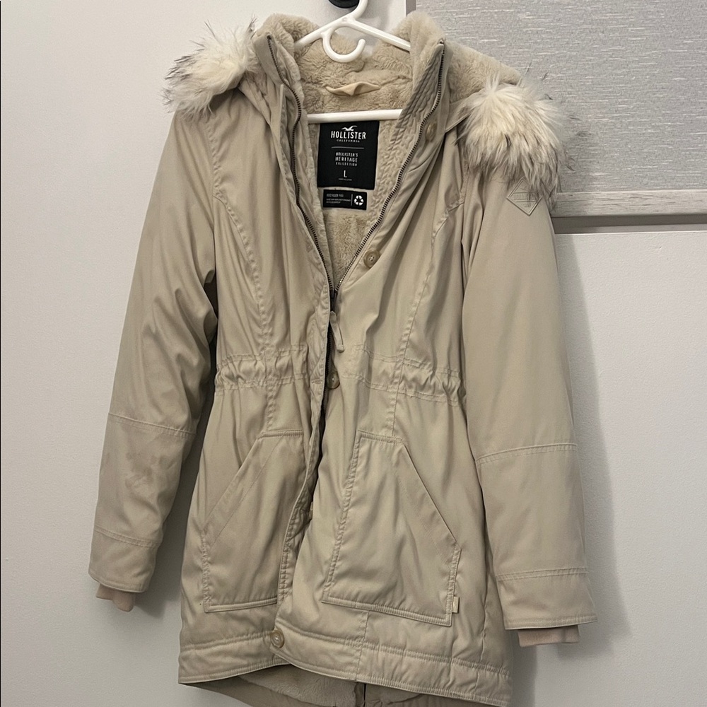 Hollister Women's Beige Puffer Jacket with Faux Fur Hood